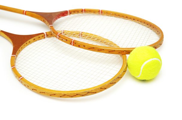 Duas raquetes de tênis e bola isolada em branco
 - Foto, Imagem