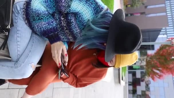 2 Amigos femininos em máscara protetora médica com smartphones fora. Vídeo vertical - Filmagem, Vídeo