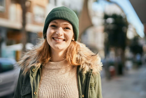 Jeune fille caucasienne souriant heureux debout à la ville. - Photo, image