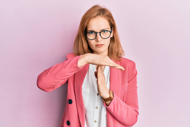 Nuori valkoihoinen nainen yllään liiketoiminnan tyyli ja lasit tekee aikalisä ele kädet, turhautunut ja vakava kasvot  - Valokuva, kuva