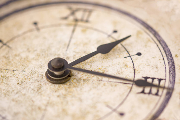 έννοια του χρόνου μέσα από τη λεπτομέρεια ενός αρχαίου ρολογιού - Φωτογραφία, εικόνα