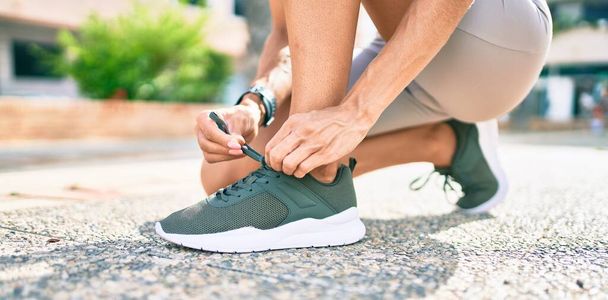Közelkép női láb visel edzőcipő csinál csipke kész futás - Fotó, kép