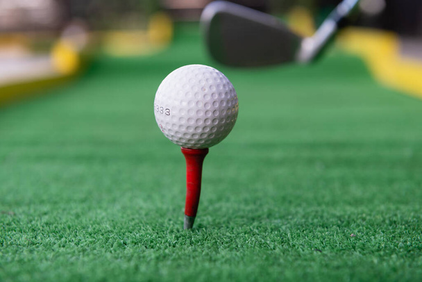 Close up golfový míček na stojanu tee - Fotografie, Obrázek
