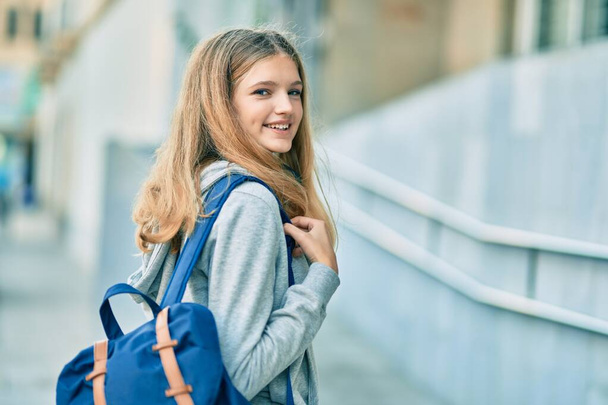 Kaunis valkoihoinen opiskelija teini hymyilee onnellinen korkeakoulussa. - Valokuva, kuva