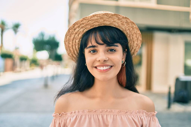 Menina turística hispânica jovem vestindo estilo de verão andando na cidade. - Foto, Imagem