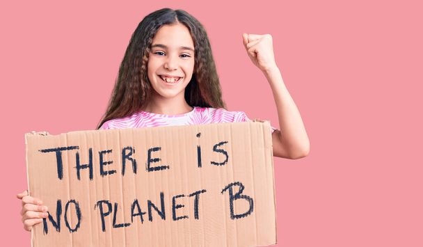 かわいいヒスパニック系の子供の女の子は誇りに思って叫んでいる惑星Bのバナーはありません保持し、勝利と成功を祝う非常に腕を上げ興奮  - 写真・画像