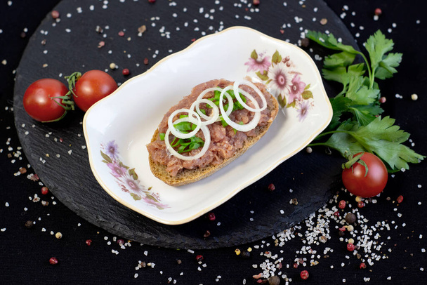 Buns com carne de porco picada mettwurst alemão com cebola e salsa enfeite na mesa de café da manhã com tábua de ardósia - Foto, Imagem