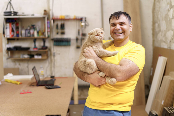 Um carpinteiro feliz passou tempo com seu animal de estimação - Foto, Imagem