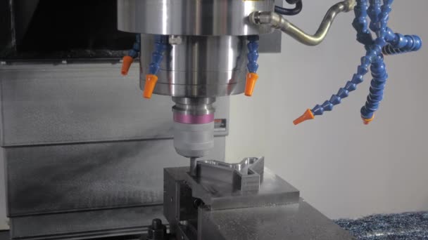 Torneado automático fresadora corte pieza de trabajo de metal en fábrica - Imágenes, Vídeo