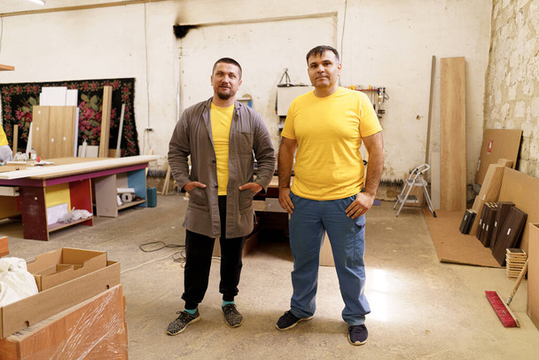 Timmerlieden team portret in hun werkplaats - Foto, afbeelding