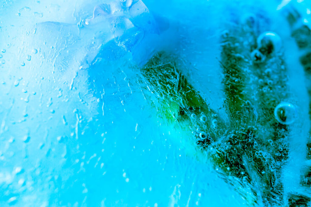 Abstrakcyjny obraz kwiatu uchwyconego w lodzie - Zdjęcie, obraz