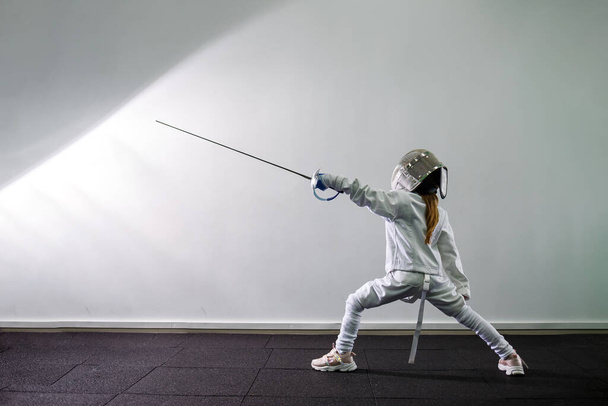 Children lunge on swords. A child in a class at a fencing school - Foto, Imagem