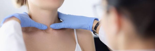 El médico examina los pacientes primer plano de la glándula tiroides - Foto, Imagen
