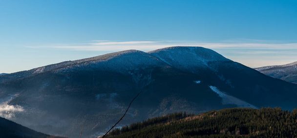 Smrk und Maly Smrk Hügel vom Wanderweg zwischen Ostravice und Lysa hora Hügel unter Luksinec Wegweiser im Winter Moravskoslezske Beskydy Berge in der Tschechischen Republik - Foto, Bild