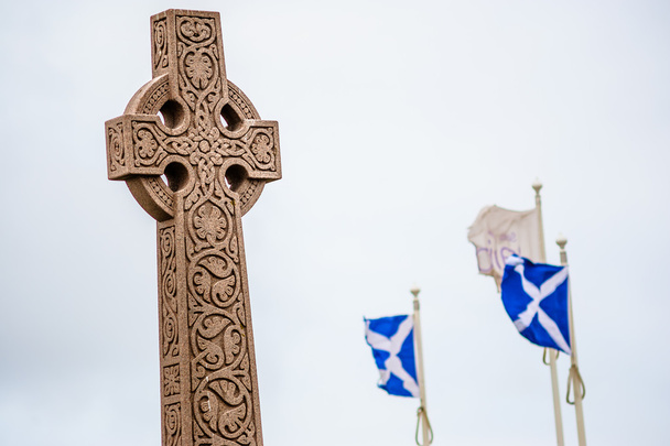 Keltisch kruis met zichtbare blauwe en witte lijst van vlaggen van Schotland. - Foto, afbeelding