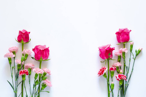 Színes virágok fehér alapon évforduló vagy Valentin-nap koncepció. - Fotó, kép