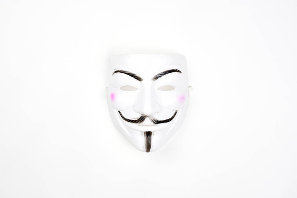 Анонімна маска на білому
 - Фото, зображення