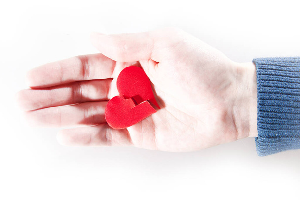 Man's hand holding a broken heart. Bad love - Foto, afbeelding