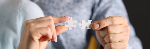 homme et femme connecter blanc puzzles gros plan - Photo, image