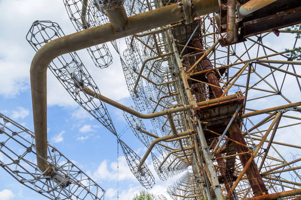 Ehemaliges militärisches Duga-Radarsystem in der Tschernobyl-Sperrzone, Ukraine - Foto, Bild