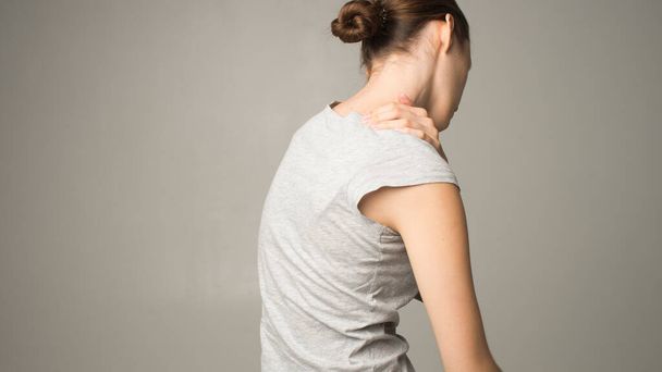 Müde Frau spürt Schmerzen, massiert verspannte Muskeln - Foto, Bild
