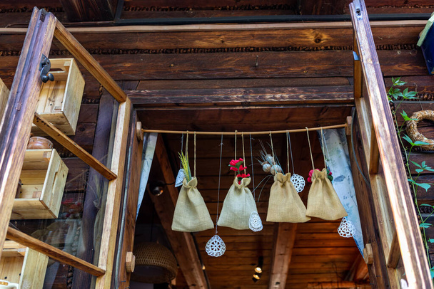 Wäschetüten mit Heilkräutern hängen im Fenster des Hauses - Foto, Bild