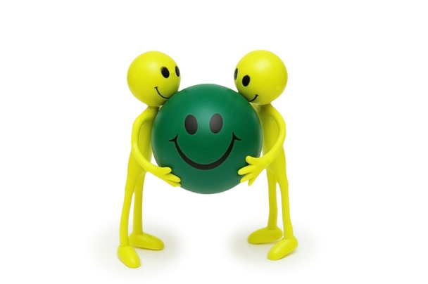 Dos sonrisas sosteniendo la pelota con una sonrisa aislada en blanco
 - Foto, imagen