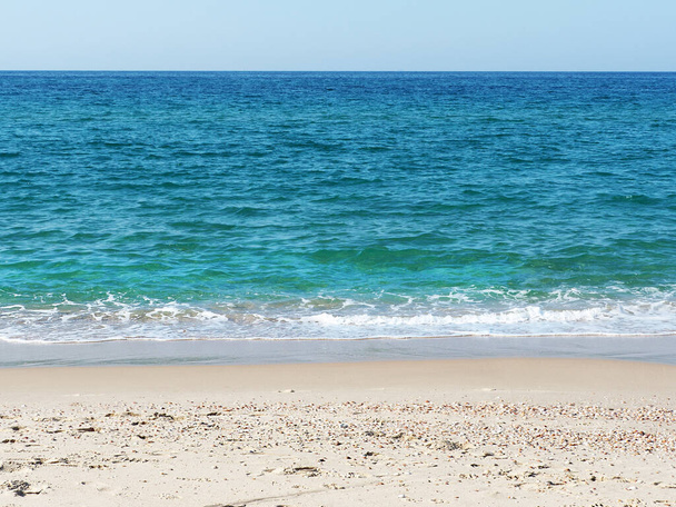 Бирюзовое Средиземное море и белый песок в Израиле. - Фото, изображение