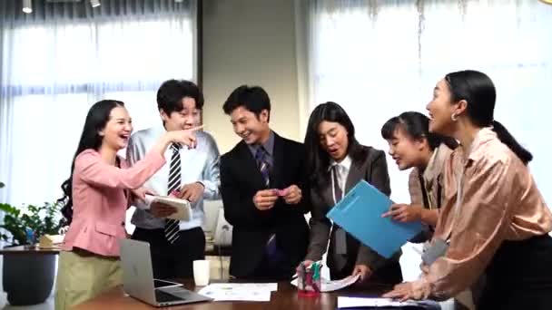 Przyjazny szczęśliwy zróżnicowany zespół pracowników rozmawiających śmiejąc się razem w biurze. Biznes zespół mówi śmiejąc się przy stole spotkań. - Materiał filmowy, wideo