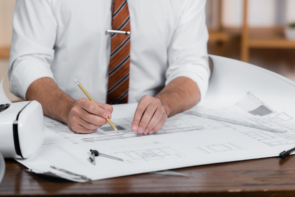 обрізаний вид на малюнок архітектора на планці з олівцем та лінійкою біля гарнітури vr
 - Фото, зображення