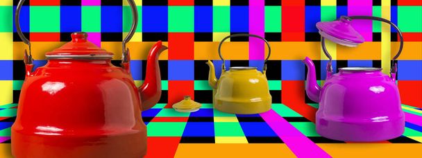 Три веселі вінтажні чайники на модному різнокольоровому фоні, панорамне зображення
. - Фото, зображення
