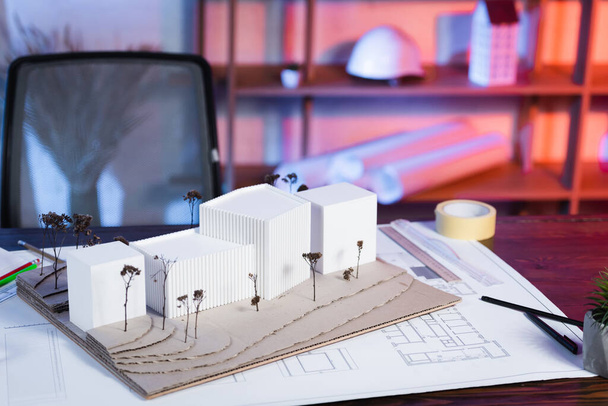 építkezési modellek ennek a vonzáskörzetében: tervrajz az íróasztalon az építészeti irodában - Fotó, kép