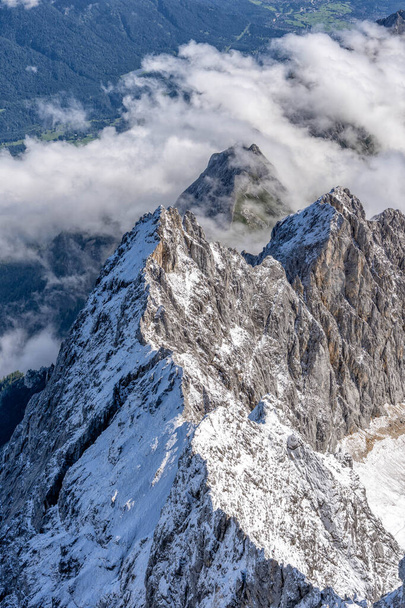 Vue sur la montagne de neige en été du point de vue du Haut de l'Allemagne Zugspitze - Photo, image