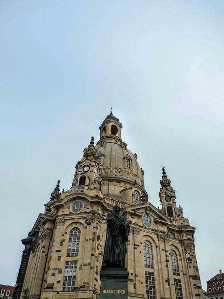 A low angle shot of the Iglesia de Dresden in Alemania, Germany on a clear sky background - Фото, изображение