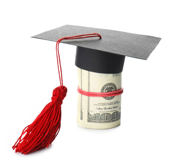 Chapeau de graduation et billets en dollars sur fond blanc - Photo, image