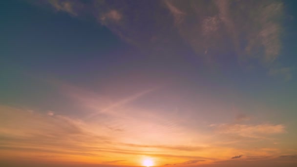 4K cielo time lapse di nuvole tramonto o alba sfondo. tramonto fluente Nube natura Incredibile luce della natura paesaggio - Filmati, video
