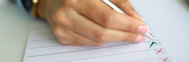 Ženská ruka držet pero v ruce zavřít a psát. - Fotografie, Obrázek