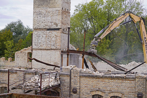 Demolição do edifício de armazenamento do complexo Boellberger Mill em Halle  - Foto, Imagem
