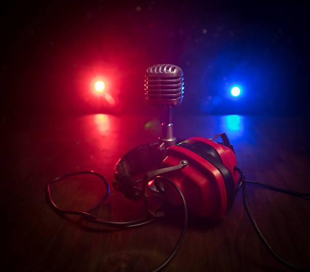 Mikrofon w stylu retro na tle z podświetleniem. Vintage srebrny mikrofon do dźwięku, muzyki, karaoke. Sprzęt do transmisji mowy. Na żywo pop, rock musicalu. Skupienie selektywne - Zdjęcie, obraz
