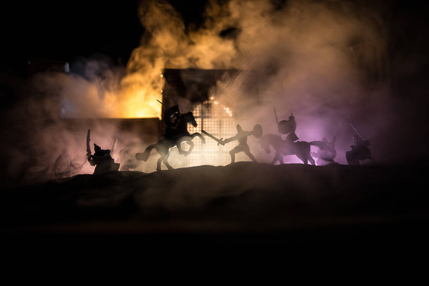 中世の戦闘シーン。フィギュアのシルエットは別のオブジェクトとして、夜に戦士の間で戦う。創造的なアートワーク装飾。霧のような背景。選択的焦点 - 写真・画像
