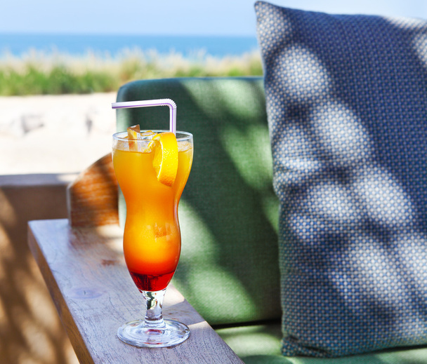 oranžový koktejl na pláži stůl - Fotografie, Obrázek