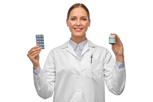 smiling female doctor holding medicine pills - Fotografie, Obrázek