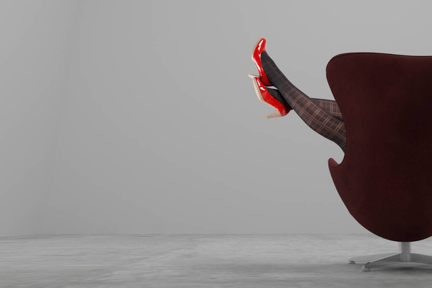 Женские ноги в колготках и на высоких каблуках Женские ноги в колготках и на высоких каблуках в современном интерьере с местом для текста - Фото, изображение