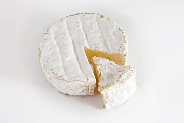 Τυρί Delicios Camembert, απομόνωση σε λευκό - Φωτογραφία, εικόνα