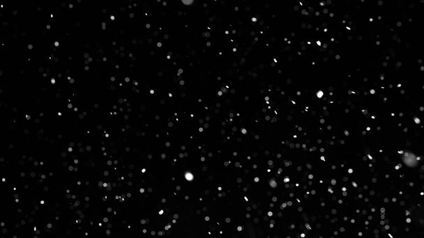 Fiocchi di neve cadenti sullo sfondo del cielo notturno, isolati per la post produzione e sovrapposti in editor grafico. Bokeh di neve bianca su sfondo nero. - Foto, immagini