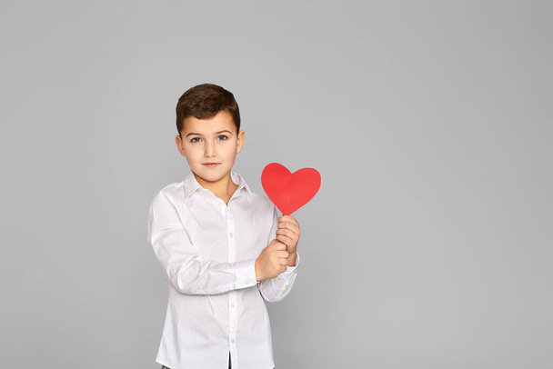 valentines day. cute little child boy holding red heart - Foto, afbeelding