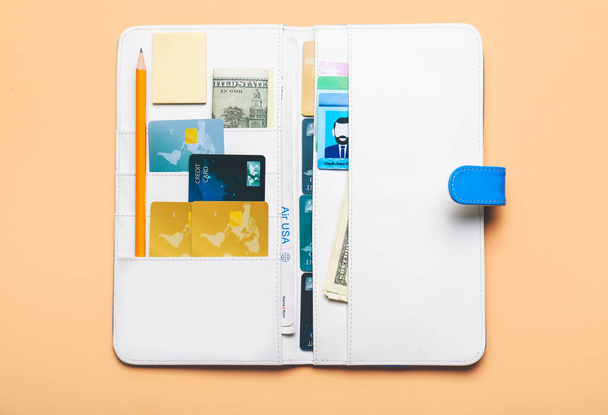 Reisorganisator met verschillende dingen op kleur achtergrond - Foto, afbeelding