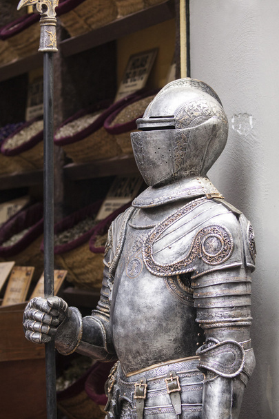 bir ortaçağ Şövalyesi zırh kılıç ile detay  - Fotoğraf, Görsel