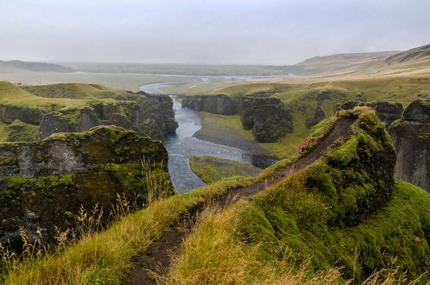 Άποψη των βράχων και ενός ποταμού από ψηλά, Fjadrargljufur Canyon, Kirkjubaejarklaustur, Νότια Ισλανδία - Φωτογραφία, εικόνα