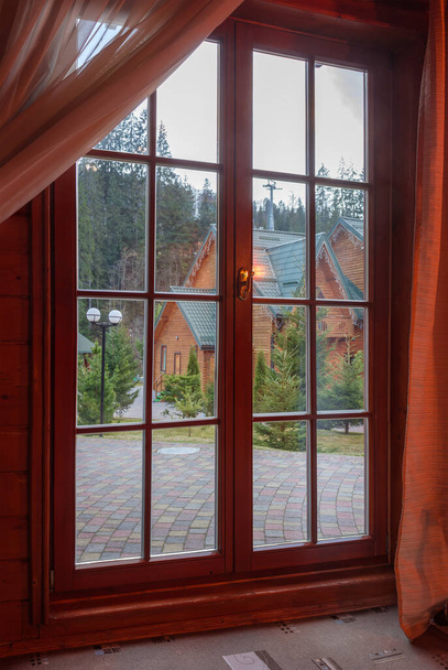 Nagy padló-plafon ablak vékony fa keretek egy faházban, belső nézet - Fotó, kép